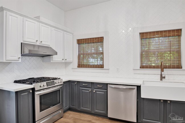 Building Photo - 916 E Gonzalez St