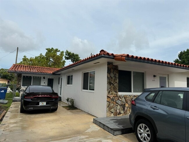 Building Photo - 931 SW 82nd Ave