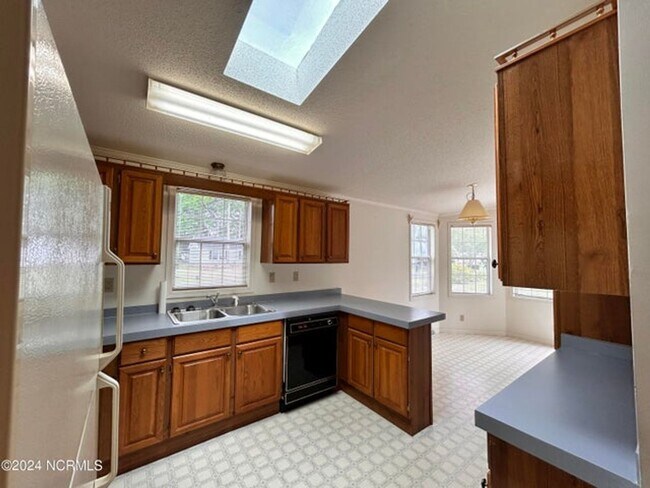 Building Photo - 1075 Captains Ct