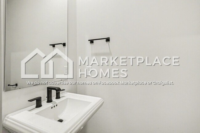 Building Photo - 521 Kingwood Ln