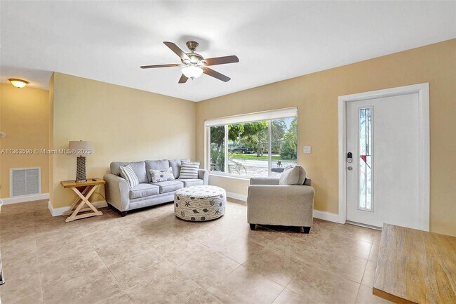 Building Photo - 1524 NE 15th Ave