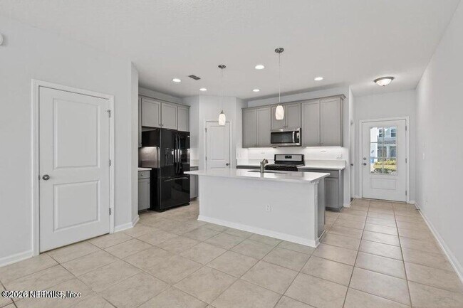 Building Photo - 260 Brandon Lks Dr