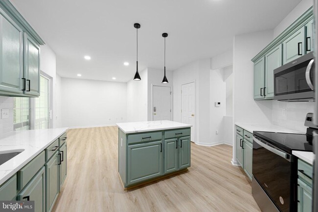 Building Photo - 2032 S Langley St