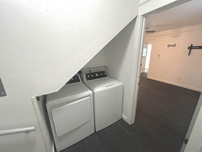 Building Photo - 685 S Waukeenah St