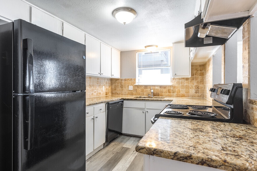 2BR, 1.5BA - 950SF - Kitchen - Treehouse Apartments