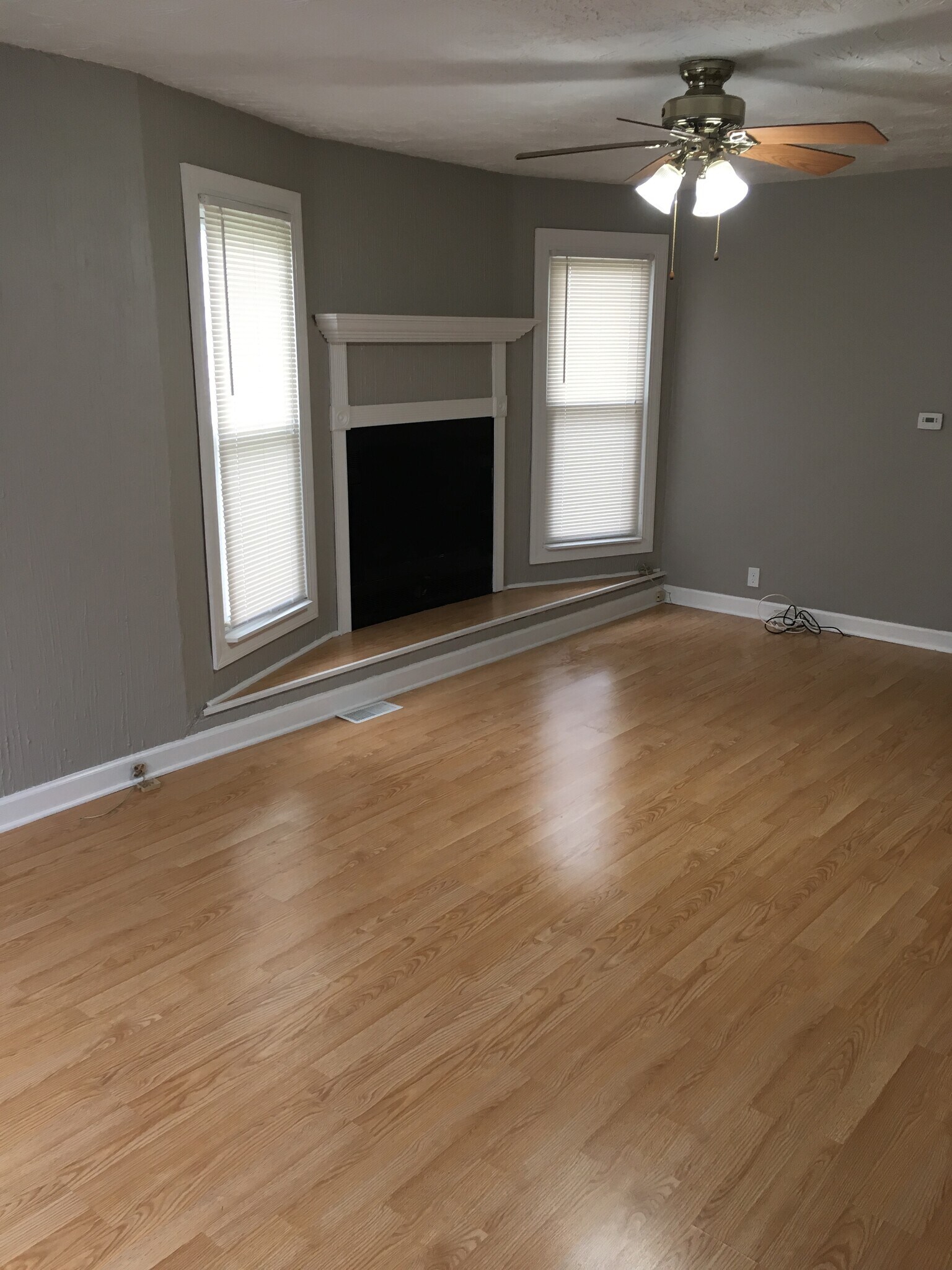 Living room - 546 20th Ave