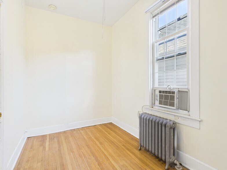 Building Photo - 1541 W Barry Ave