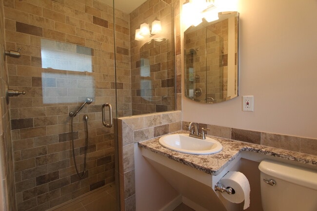 Building Photo - 3025 La Haven Cir