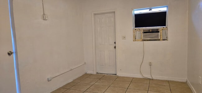 Building Photo - 112 Newton Rd