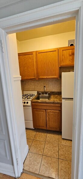 Building Photo - 429 W Wellington Ave