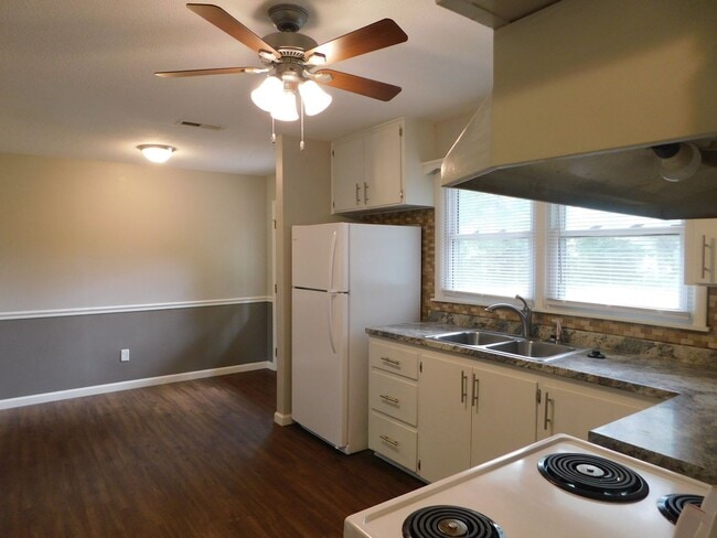 Building Photo - El Dorado House Available