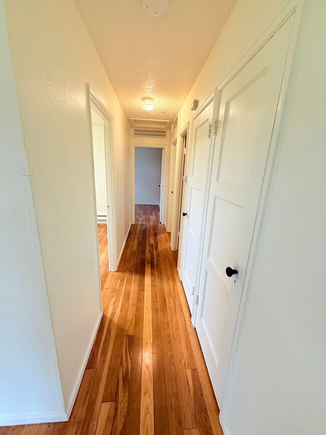 Building Photo - Duplex unit close to Olympic College.