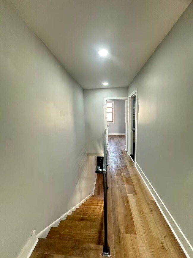 Building Photo - 3B1.5B House Available in South Philly