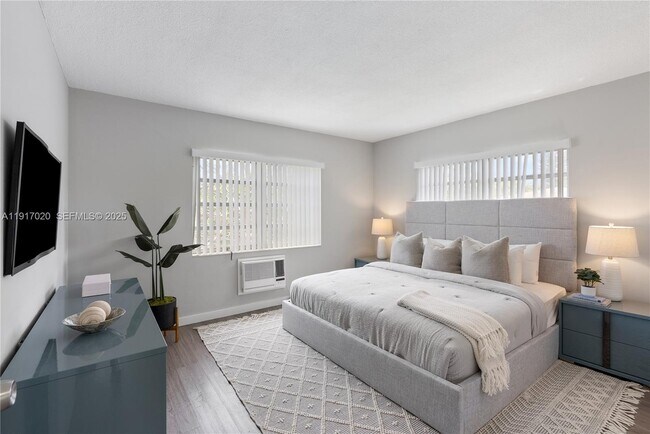 Building Photo - 550 NE 20th St