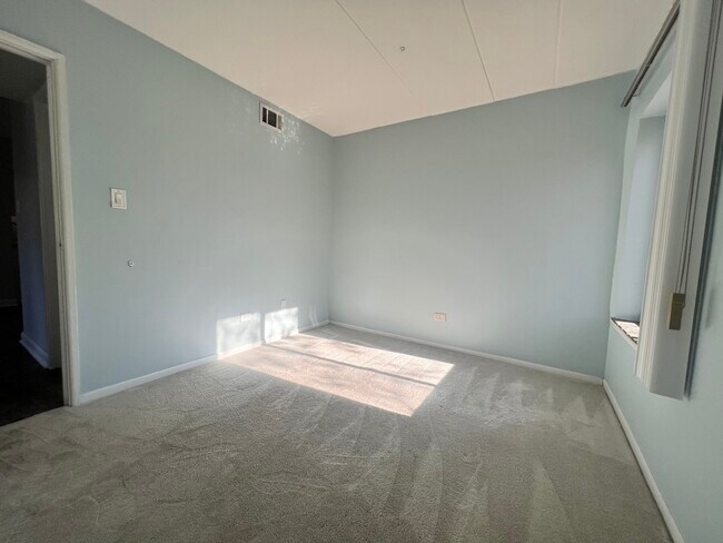 Building Photo - 6443 Clarendon Hills Rd
