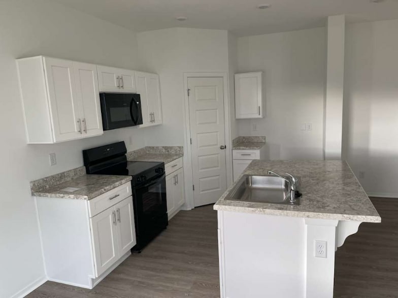 Building Photo - 6713 SW Dignity Ave