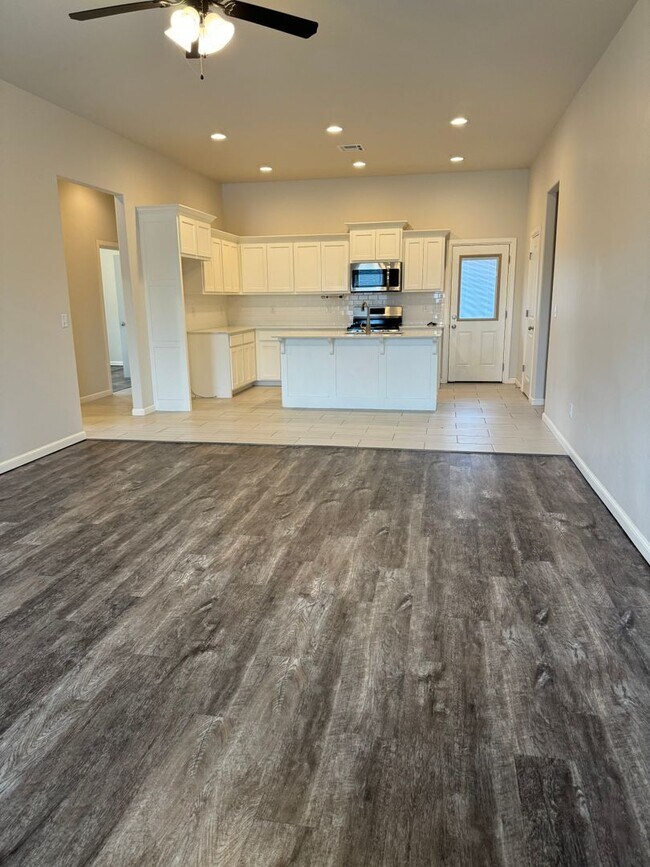 Building Photo - 3 Bed 2 bath with an office in The Enclave