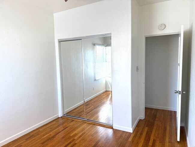 Building Photo - Upstairs 1 bedroom 1 bathroom apartment - Available now