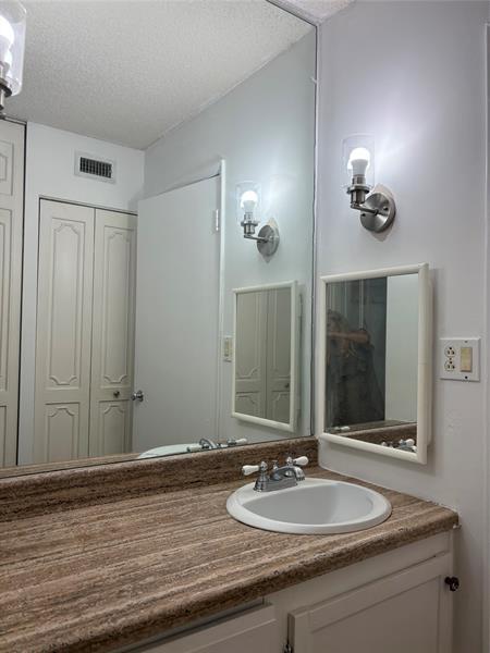 Building Photo - 3750 Inverrary Dr