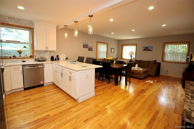 Building Photo - 2 Diane Ct