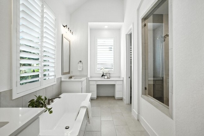 Building Photo - 220 Corazon