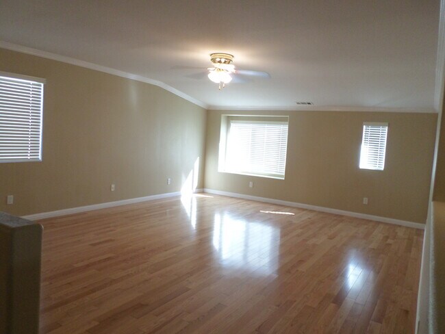 Building Photo - Great 4 BR + BONUS Room off Calle Del Oso Oro