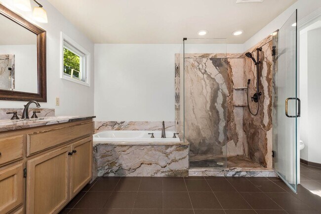 Building Photo - Updated Issaquah Home in Klahanie Neighborhood