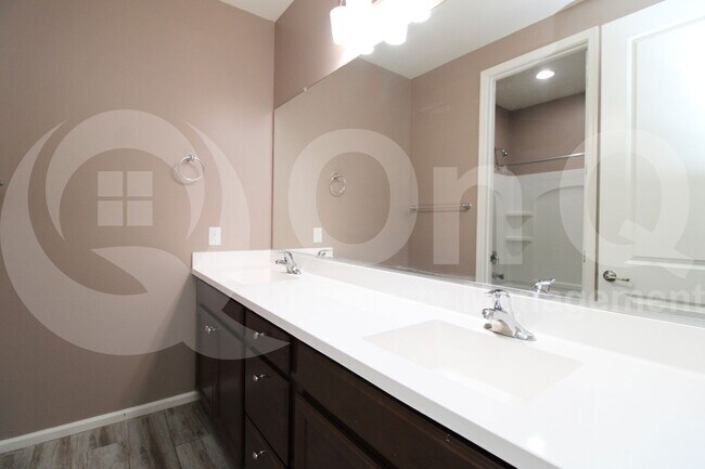 Building Photo - 3080 S Jasmine Dr