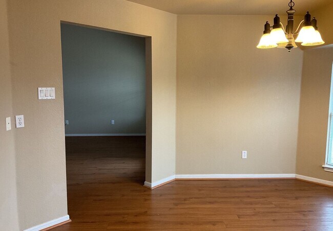 Building Photo - AMAZING RENT SPECIAL WITH IMMEDIATE MOVE IN - SECTION 8 ACCEPTED!