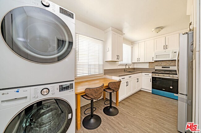 Building Photo - 1349 W 35th Pl