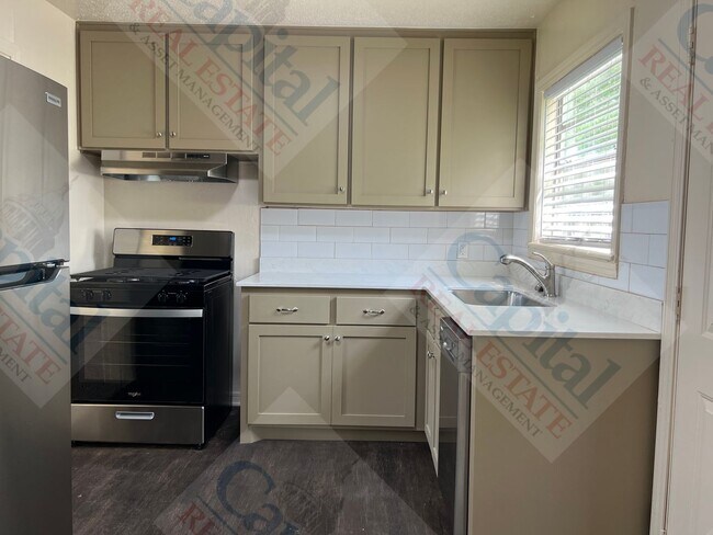 Building Photo - 806 Bell Dr
