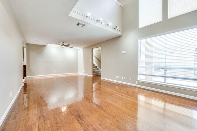 Building Photo - UPDATED 2-BEDROOM TOWNHOME IN MIDTOWN