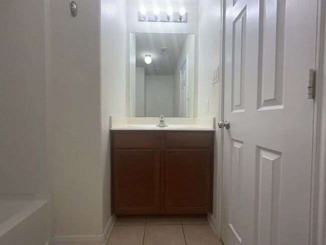 Building Photo - 10009 Iron Ridge Dr