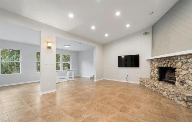 Building Photo - 10744 Creek Dr