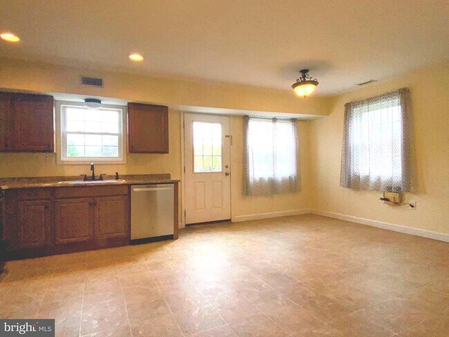 Building Photo - 204 Brecknock Terrace E