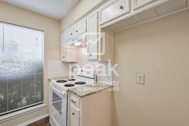 Building Photo - $1,549! 2/Bed1.5Bath duplex in Arlington!