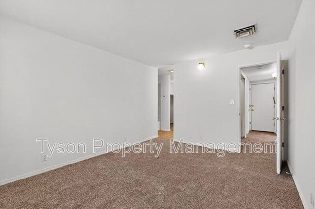 Building Photo - 1515 La Charles Dr NE