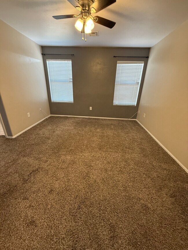 Building Photo - HOUSE FOR RENT