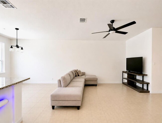 Building Photo - 402 Crater Lake Dr