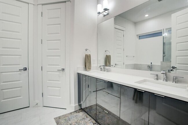 Building Photo - 808 Fisher St