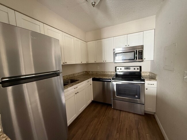 Building Photo - Charming 2 bedroom home with a pool