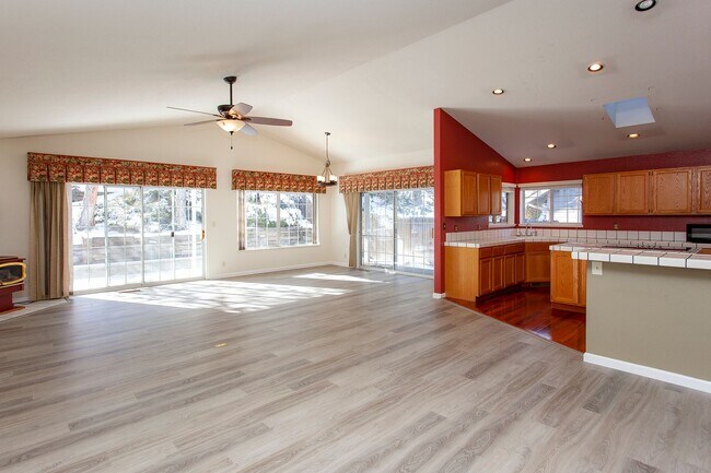 Building Photo - 3654 Hemlock Way