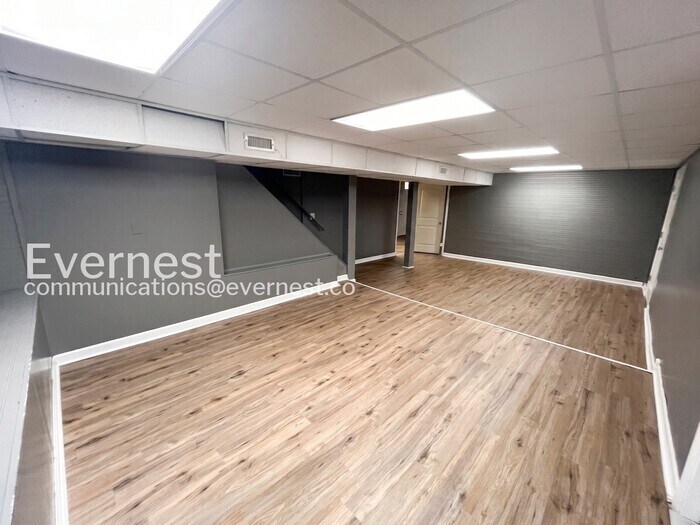 Building Photo - 5526 Crestview Dr