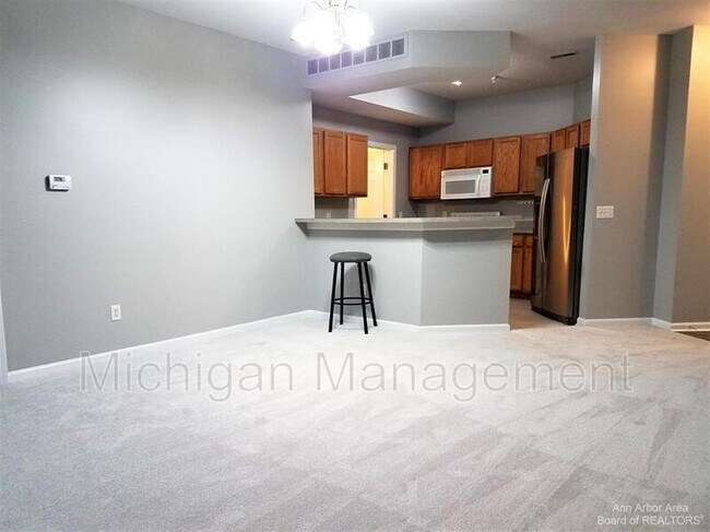 Building Photo - 9521 Lakeside Dr