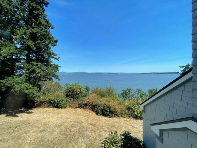 Building Photo - Lovely, Spacious Home with Stunning view o...