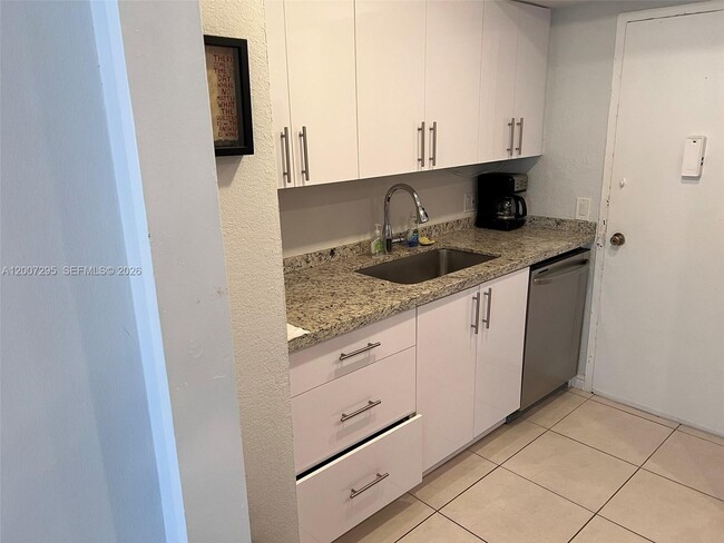 Building Photo - 3505 S Ocean Dr