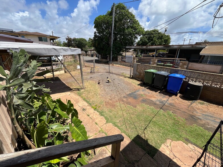 large parking area - 91-525 Hapalua St