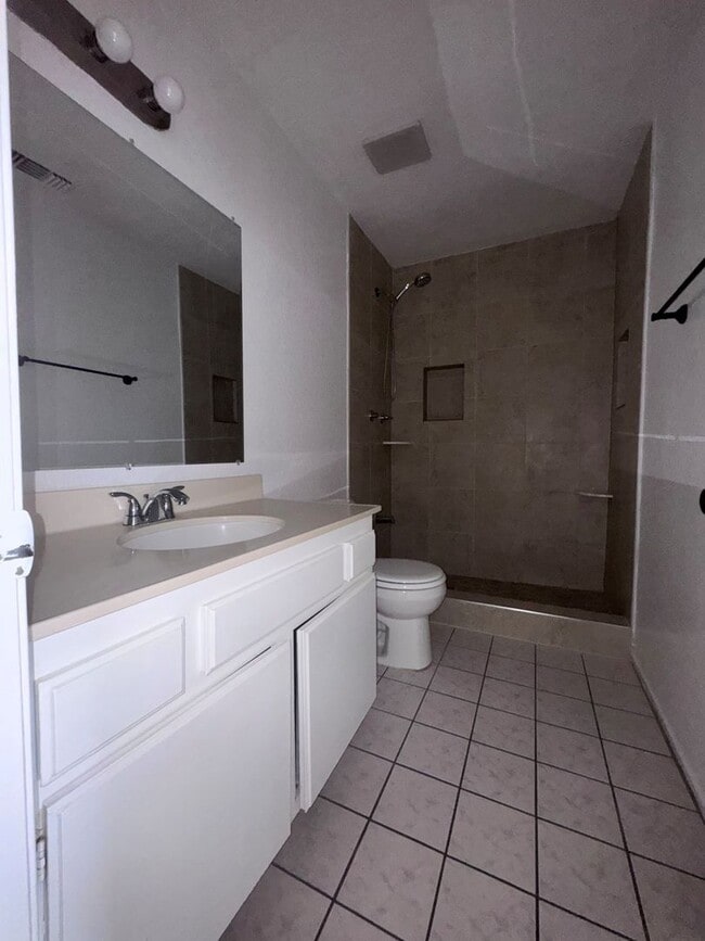Building Photo - Spacious Home in Huntington Park HOA Commu...