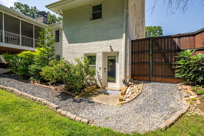 Building Photo - 2617 Caladium Dr NE