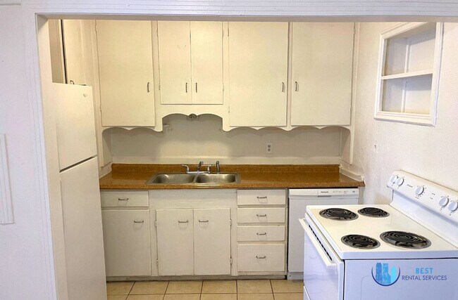Building Photo - 3-bedroom, 1-bathroom house located in the...